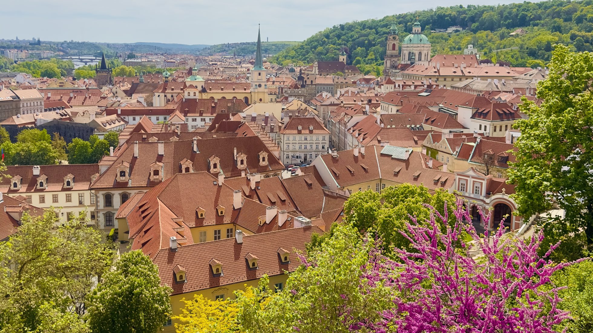 Widok na most Karola i Stare Miasto w Pradze.
